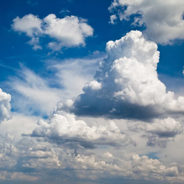 Mavi Gökyüzünde Beyaz Kabarık Bulutlar Özgürlük Hissi — Stok fotoğraf