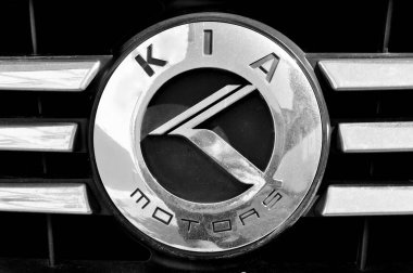 Kia krom metal logosu, İstanbul 'da lüks otomobil, 21 Mart 2012 İstanbul Pendik Türkiye otomobil pazarı
