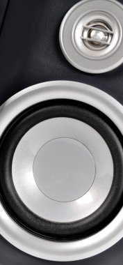 Eski bir müzik setinin güçlü hoparlörleri, gri stereo ses sistemi