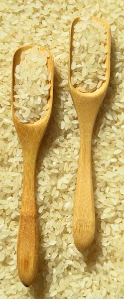 Taze Organik Çiğ Kurutulmuş Pirinç Taneleri Doku Ahşap Kaşık Pişmemiş — Stok fotoğraf
