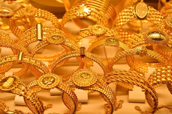 Náramky Výloze Klenotnictví Zlaté Šperky Velkolepém Bazaru Turecké Zlatnictví — Stock fotografie