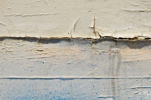 古い木製の床に割れた白い塗料の背景を皮をむいた 割れ風化塗料パターン — ストック写真