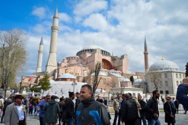 Ayasofya, İstanbul 'da bir müze, tarihi bazilika ve camidir. Bizans İmparatoru Justinianus tarafından İstanbul 'da 532-537 Nisan 2019 tarihleri arasında inşa edilmiştir.