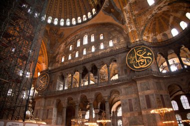 Ayasofya, İstanbul 'da bir müze, tarihi bazilika ve camidir. Bizans İmparatoru Justinianus tarafından 532-537 yılları arasında İstanbul 'da inşa edildi. Fotoğraf çekimi tarihi 14 Haziran 2020