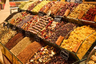 17. yüzyılda inşa edilen Misir Carsisi 'de dünyanın çeşitli ülkelerinden yerli ve turistler alışveriş yapıyor. Baharat Bölümü, İstanbul Türkiye, Kasım 06 2021