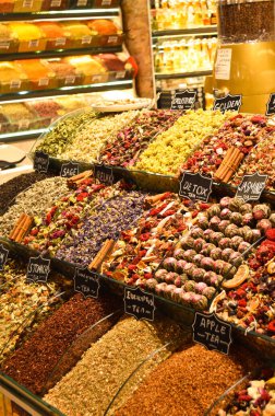 17. yüzyılda inşa edilen Misir Carsisi 'de dünyanın çeşitli ülkelerinden yerli ve turistler alışveriş yapıyor. Baharat Bölümü, İstanbul Türkiye, Kasım 06 2021