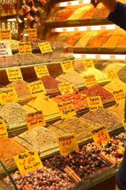 17. yüzyılda inşa edilen Misir Carsisi 'de dünyanın çeşitli ülkelerinden yerli ve turistler alışveriş yapıyor. Baharat Bölümü, İstanbul Türkiye, Kasım 06 2021