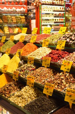 17. yüzyılda inşa edilen Misir Carsisi 'de dünyanın çeşitli ülkelerinden yerli ve turistler alışveriş yapıyor. Baharat Bölümü, İstanbul Türkiye, Kasım 06 2021