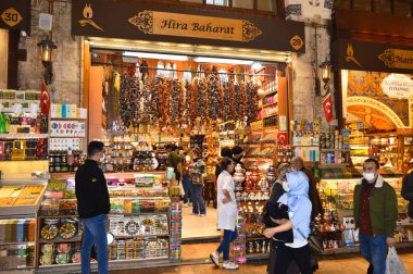17. yüzyılda inşa edilen Misir Carsisi 'de dünyanın çeşitli ülkelerinden yerli ve turistler alışveriş yapıyor. İstanbul Türkiye, Kasım 06 2021