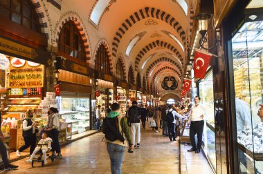 17. yüzyılda inşa edilen Misir Carsisi 'de dünyanın çeşitli ülkelerinden yerli ve turistler alışveriş yapıyor. İstanbul Türkiye, Kasım 06 2021