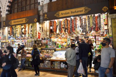 17. yüzyılda inşa edilen Misir Carsisi 'de dünyanın çeşitli ülkelerinden yerli ve turistler alışveriş yapıyor. İstanbul Türkiye, Kasım 06 2021