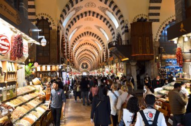 17. yüzyılda inşa edilen Misir Carsisi 'de dünyanın çeşitli ülkelerinden yerli ve turistler alışveriş yapıyor. İstanbul Türkiye, Kasım 06 2021