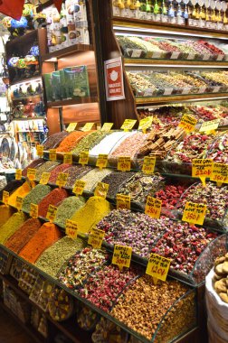 17. yüzyılda inşa edilen Misir Carsisi 'de dünyanın çeşitli ülkelerinden yerli ve turistler alışveriş yapıyor. Baharat Bölümü, İstanbul Türkiye, Kasım 06 2021