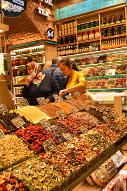 17. yüzyılda inşa edilen Misir Carsisi 'de dünyanın çeşitli ülkelerinden yerli ve turistler alışveriş yapıyor. Baharat Bölümü, İstanbul Türkiye, Kasım 06 2021