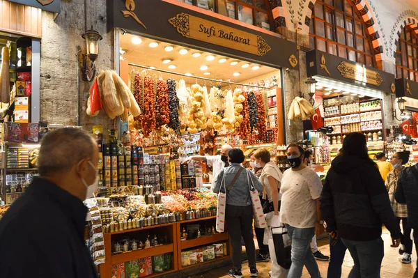 17. yüzyılda inşa edilen Misir Carsisi 'de dünyanın çeşitli ülkelerinden yerli ve turistler alışveriş yapıyor. İstanbul Türkiye, Kasım 06 2021