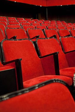 Modern sinema salonu boş ve kırmızı rahat koltuklar, sinema koltukları veya sandalye