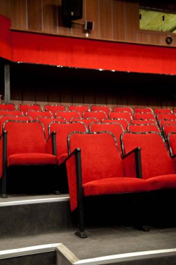 Modern sinema salonu boş ve kırmızı rahat koltuklar, sinema koltukları veya sandalye