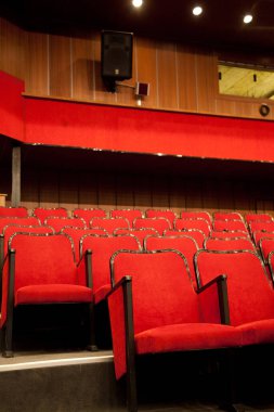 Modern sinema salonu boş ve kırmızı rahat koltuklar, sinema koltukları veya sandalye