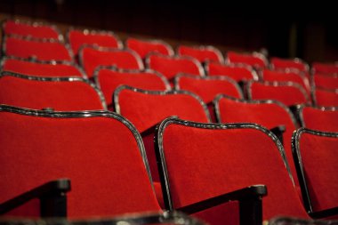 Modern sinema salonu boş ve kırmızı rahat koltuklar, sinema koltukları veya sandalye
