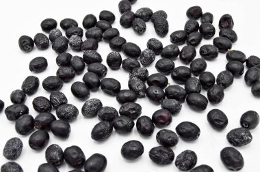 Beyaz arka planda izole edilmiş taze siyah Türk zeytinleri.
