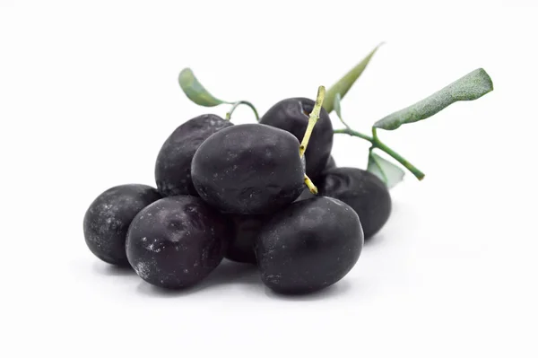 新鲜美味的黑色土耳其橄榄 白色背景隔离 — 图库照片