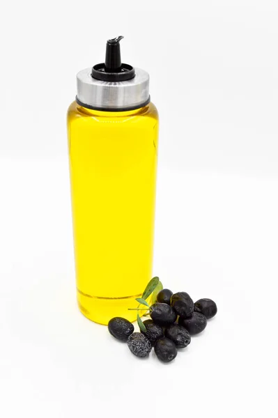 新鮮なおいしい黒トルコのオリーブと黄金のオリーブオイルボトル 白い背景に隔離された — ストック写真