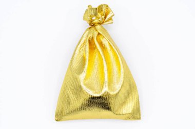 Altın hediye çantası, para ya da mücevher kesesi, beyaz arka planda izole edilmiş.