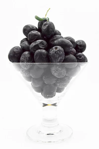 Свіжий Смачний Чорний Колір Турецькі Оливки Скляних Чашках Ізольовані Білому — стокове фото
