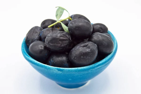 Fresh Delicious Black Color Turkish Olives Blue Plate Isolated White — Stock Photo, Image