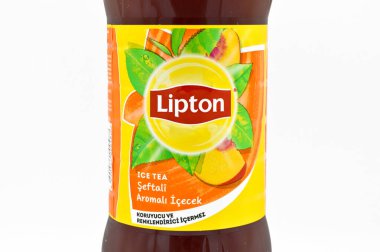 Lipton buzlu çayı aromalı şeftali hala içiliyor, beyaz arka planda izole edilmiş, İstanbul Türkiye 09 Mart 2019
