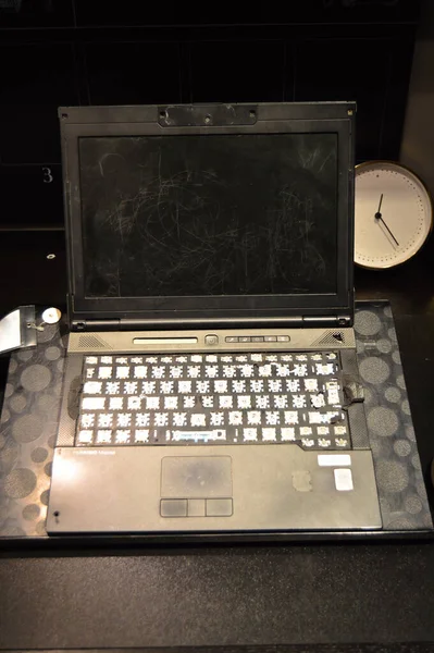 Very Very Old Black Laptop Broken Keys Desk — Stock Photo, Image