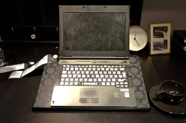 Sehr Alter Schwarzer Laptop Mit Kaputten Schlüsseln Auf Dem Schreibtisch — Stockfoto