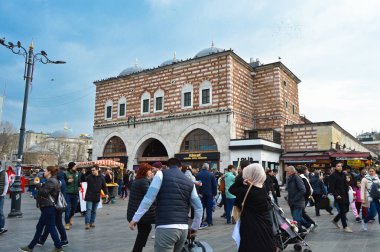17. yüzyılda inşa edilen Misir Carsisi 'de, dünyanın çeşitli ülkelerinden yerli ve turistler alışveriş kapısının önündeler. İstanbul Türkiye, Nisan 06 2019