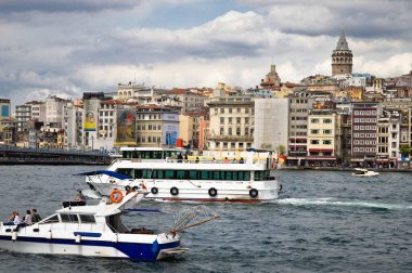 Galata Köprüsü ve Galata Kulesi, İstanbul Boğazı 'nın en çok ziyaret edilen yerlerinden biri, 13 Nisan 2019