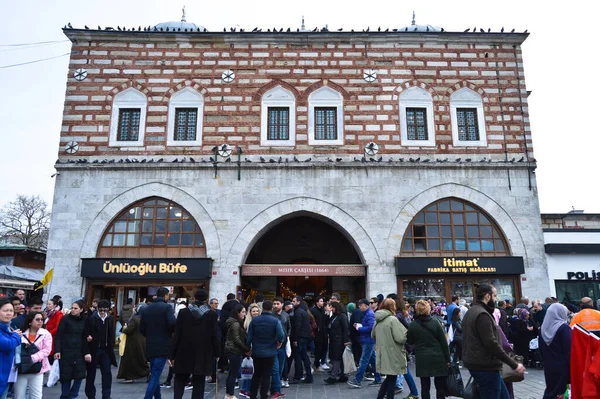 在17世纪建造的Misir Carsisi中 来自世界各国的当地人和游客正在购物 土耳其伊斯坦布尔 2019年4月6日 — 图库照片
