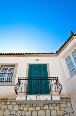 Cesme Alacati, eski antik evde, eski moda mavi ahşap pencere ve panjurlarda, Türkiye İzmir 'de yer alıyor.