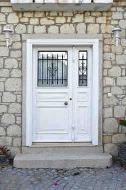 Alacati, Cesme, İzmir, Türkiye 'deki nostaljik evin ahşap kapısı