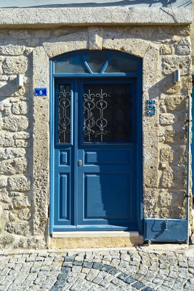 アラカティ チェゼミ イズミル トルコのノスタルジックな家の装飾的な入り口木製の青いドア — ストック写真