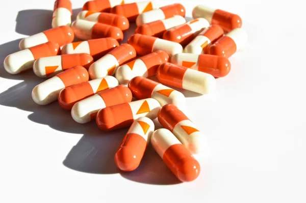 Pomarańczowe Białe Tabletki Białym Tle Tabletki Kapsułki Medyczne — Zdjęcie stockowe