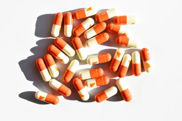 Pomarańczowe Białe Tabletki Białym Tle Tabletki Kapsułki Medyczne — Zdjęcie stockowe