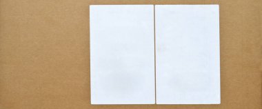 Etikette kahverengi ve bej renkli kağıt posta zarfları var. Şirket yazışmalarında kullanılabilir.