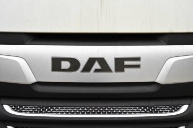 Kamyon ön ızgarasında Daf metal harfleri, Kocaeli Gebze Turkey, Kasım 18, 2021