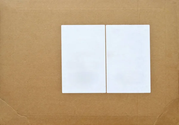 棕色和米黄色的纸板纸信封贴在标签上 可用于公司往来公文 — 图库照片