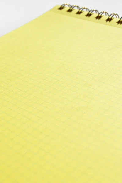 Дріт Спіральний Облицьований Чистим Жовтим Картатим Папером Ізольований Білому Тлі — стокове фото