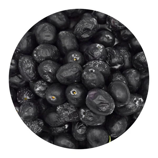 Beyaz arka planda izole edilmiş taze siyah Türk zeytinleri.