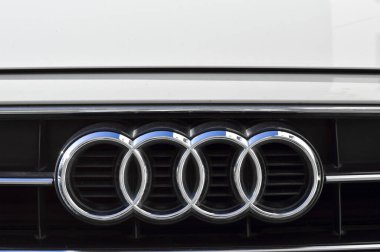 İstanbul 'da Audi krom metal logosu, lüks otomobil, 22 Kasım 2021 İstanbul Pendik Türkiye otomobil pazarı