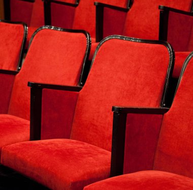 Modern sinema salonu boş ve kırmızı rahat koltuklar, sinema koltukları veya sandalye