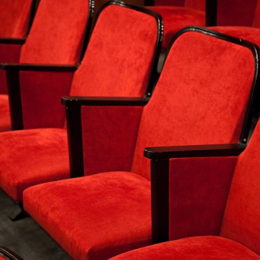 Modern sinema salonu boş ve kırmızı rahat koltuklar, sinema koltukları veya sandalye