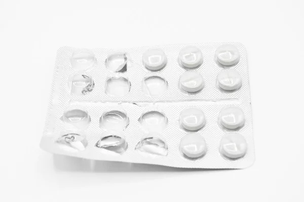 白色药丸在健康的环境中包装和使用 在白色背景下隔离 — 图库照片