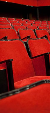 Modern sinema salonu boş ve kırmızı rahat koltuklar, sinema koltukları veya sandalye